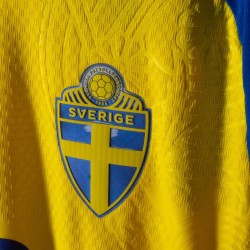 Uomo Maglia Svezia 2026 Home Autentica Coppa del Mondo GYÖKERES #17 Uomo Maglia Svezia 2026 Home Autentica Coppa del Mondo GYÖKERES #17