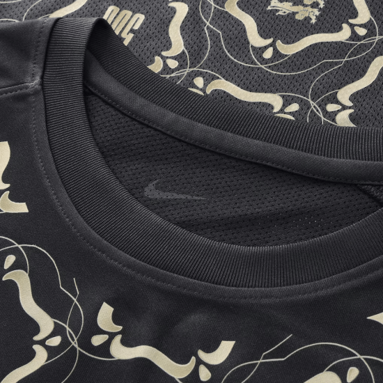 Maglia Pre-Partita 500º Anniversario England Lionesses Bambino – Nero Maglia Pre-Partita 500º Anniversario England Lionesses Bambino – Nero