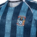 Uomini Coventry City 2025/26 Terza Maglia Commemorativa Uomini Coventry City 2025/26 Terza Maglia Commemorativa