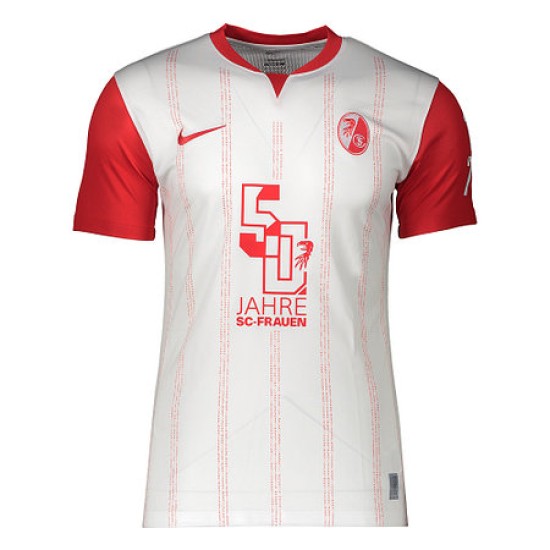Maglia Speciale SC Freiburg 2025/26 “50 Anni di Calcio Femminile SC” Bambino Maglia Speciale SC Freiburg 2025/26 “50 Anni di Calcio Femminile SC” Bambino