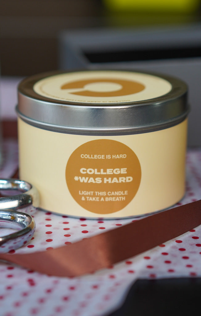 College *Era difficile con fiori bianchi, gardenia, gelsomino